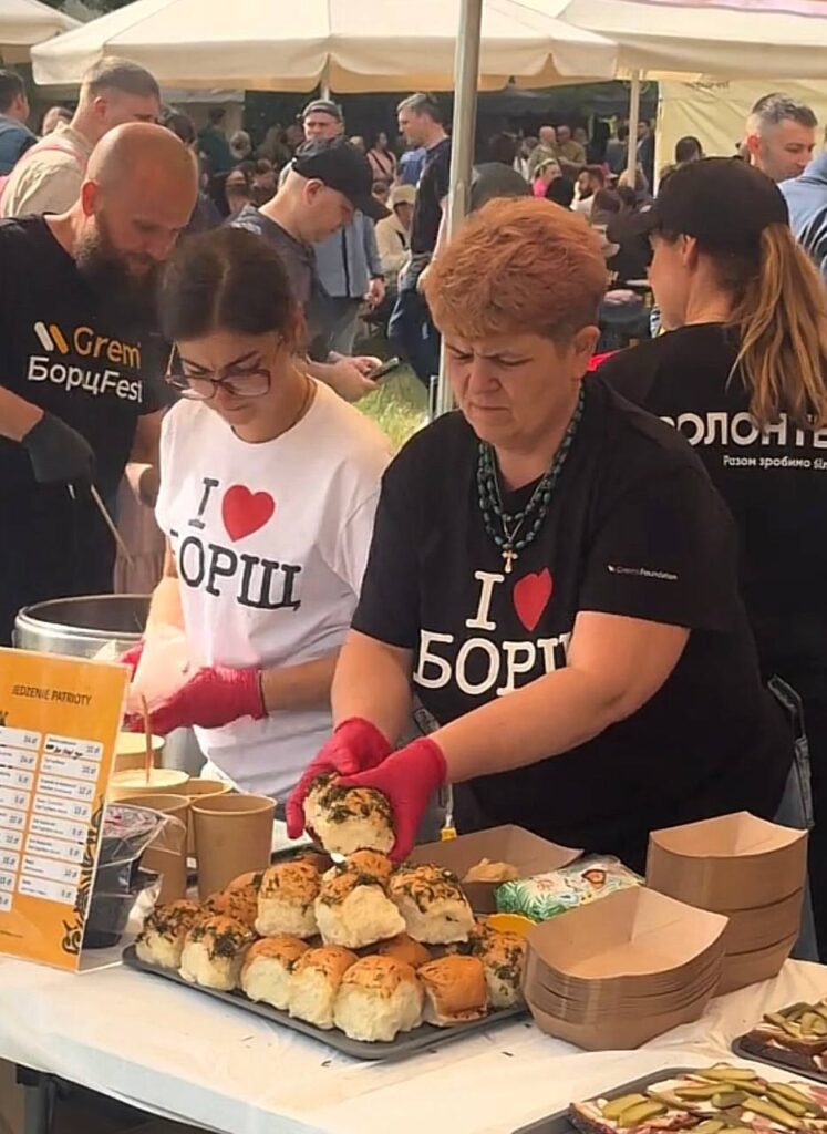 Большие казаны с украинским борщом на благотворительном фестивале Borsch Fest в Кракове