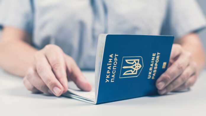 Українські пасажири проходять паспортний контроль на залізничному вокзалі Перемишля