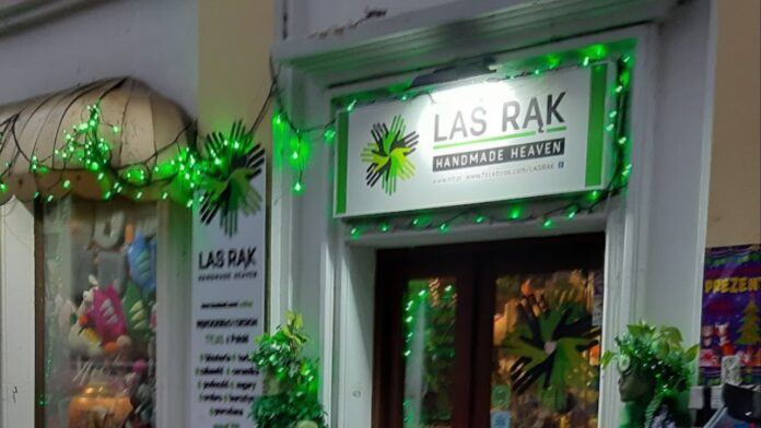 Потрощена галерея Las Rąk handmade heaven у Варшаві після нападу вандала