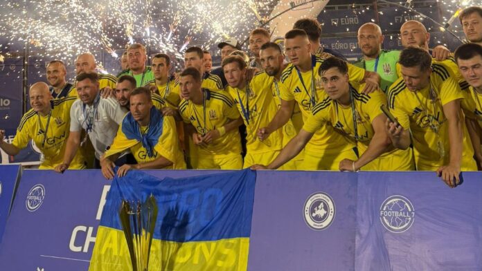 Переможці турніру збірна України з футболу 7х7 святкують вибороне золото