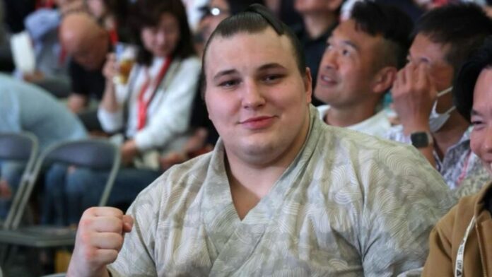 Спортсмен українець Данило Явгусишин Аонішікі у Японії тримає Кубок Імператора після перемоги у турнірі з сумо