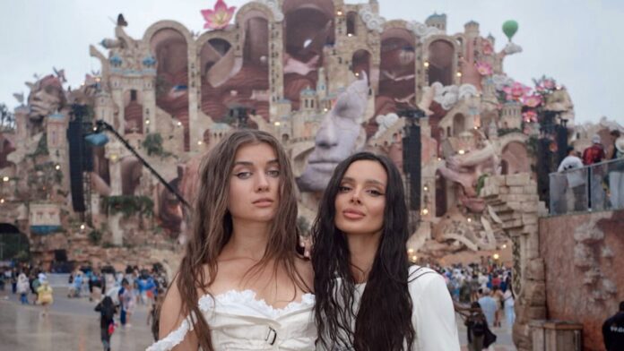 : Сцена бельгійського фестивалю де українки на Tomorrowland виступають перед тисячами глядачів