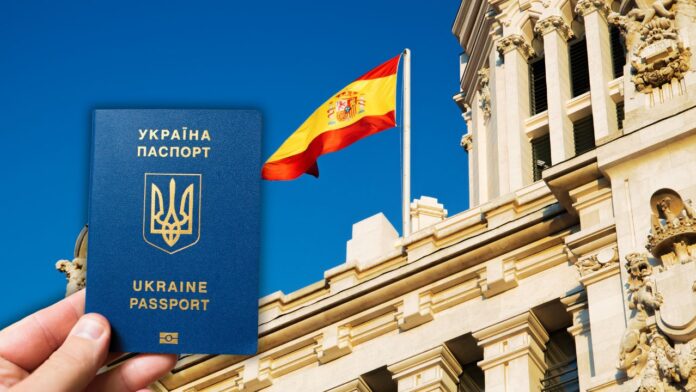 загранпаспорт Украин и здание, где освещается отказ во временной защите в Испании