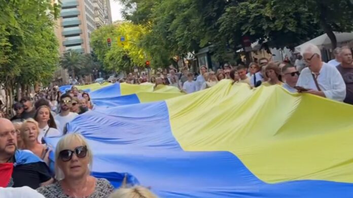 Улица где развернут 100-метровый флаг Украины в Аликанте