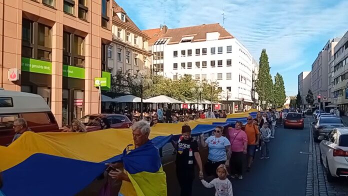 Старый город где развернули 100-метровый флаг Украины в Нюрнберге