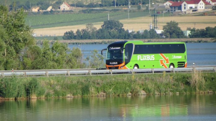 Україна шаблони (93) Автобус на автостанції де FlixBus покинув українку в Польщі